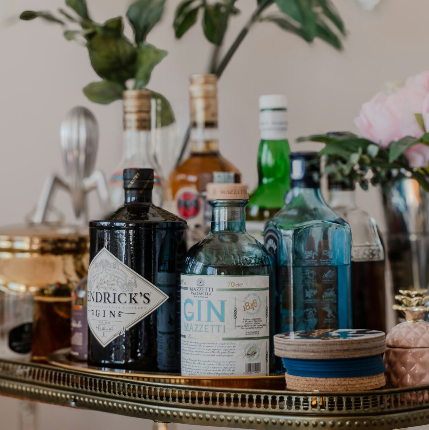 Eine Hausbar aus mehreren Gin-Flaschen.